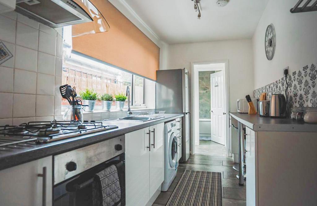Apartment Cosy Affordable Digs Near Centre Sleeps5 With Free Parking *